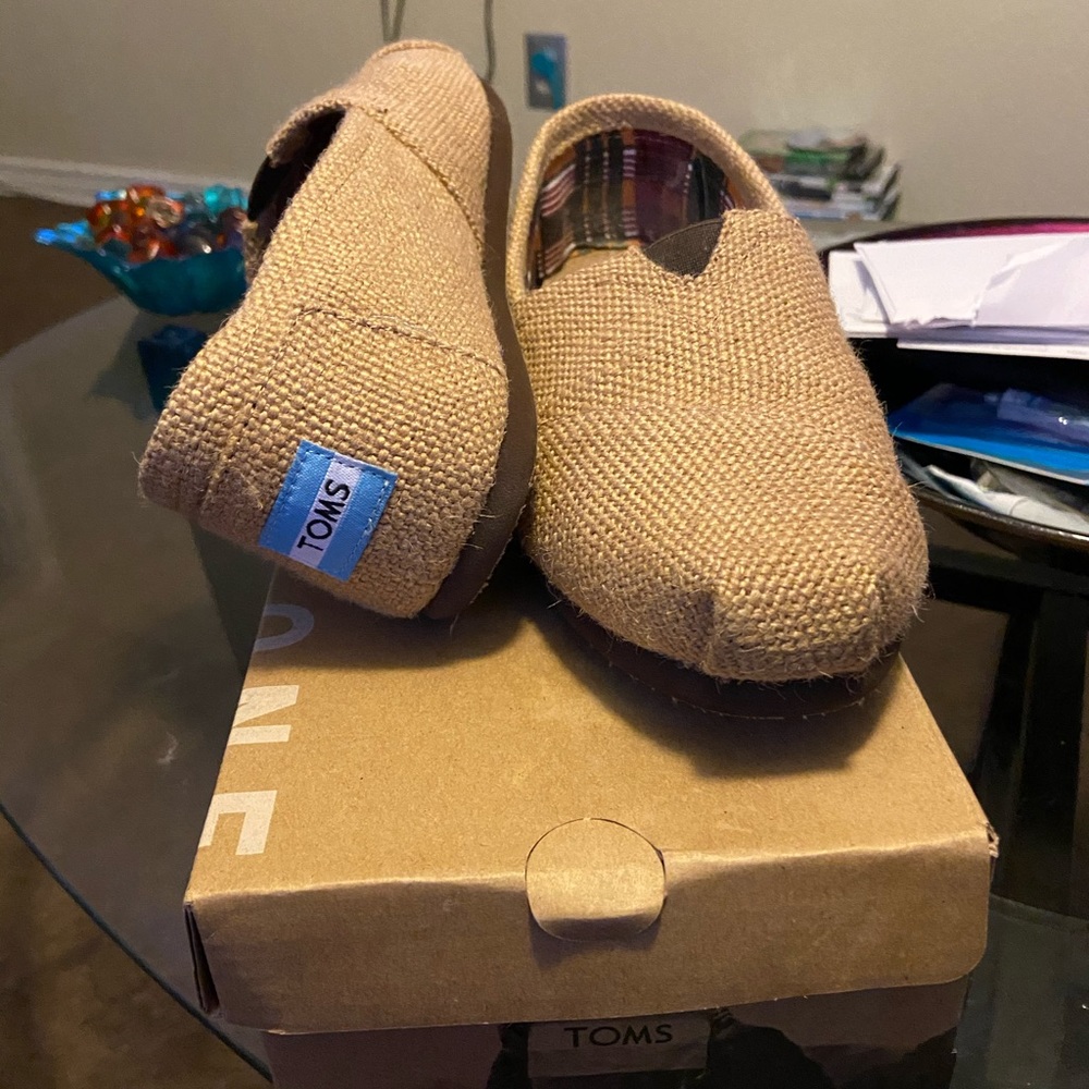 Toms - Picture 2 of 4